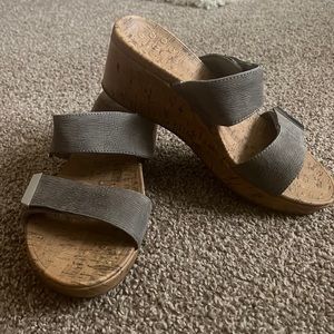 Vionic sandals, gray color, Velcro closures 2 inch heel